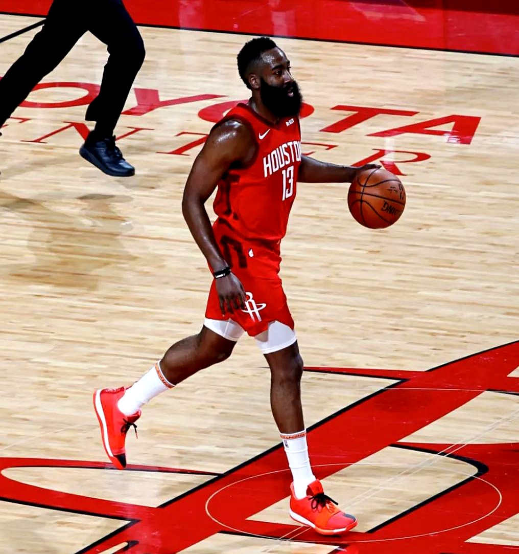 火箭战胜雷霆，实现四连胜！