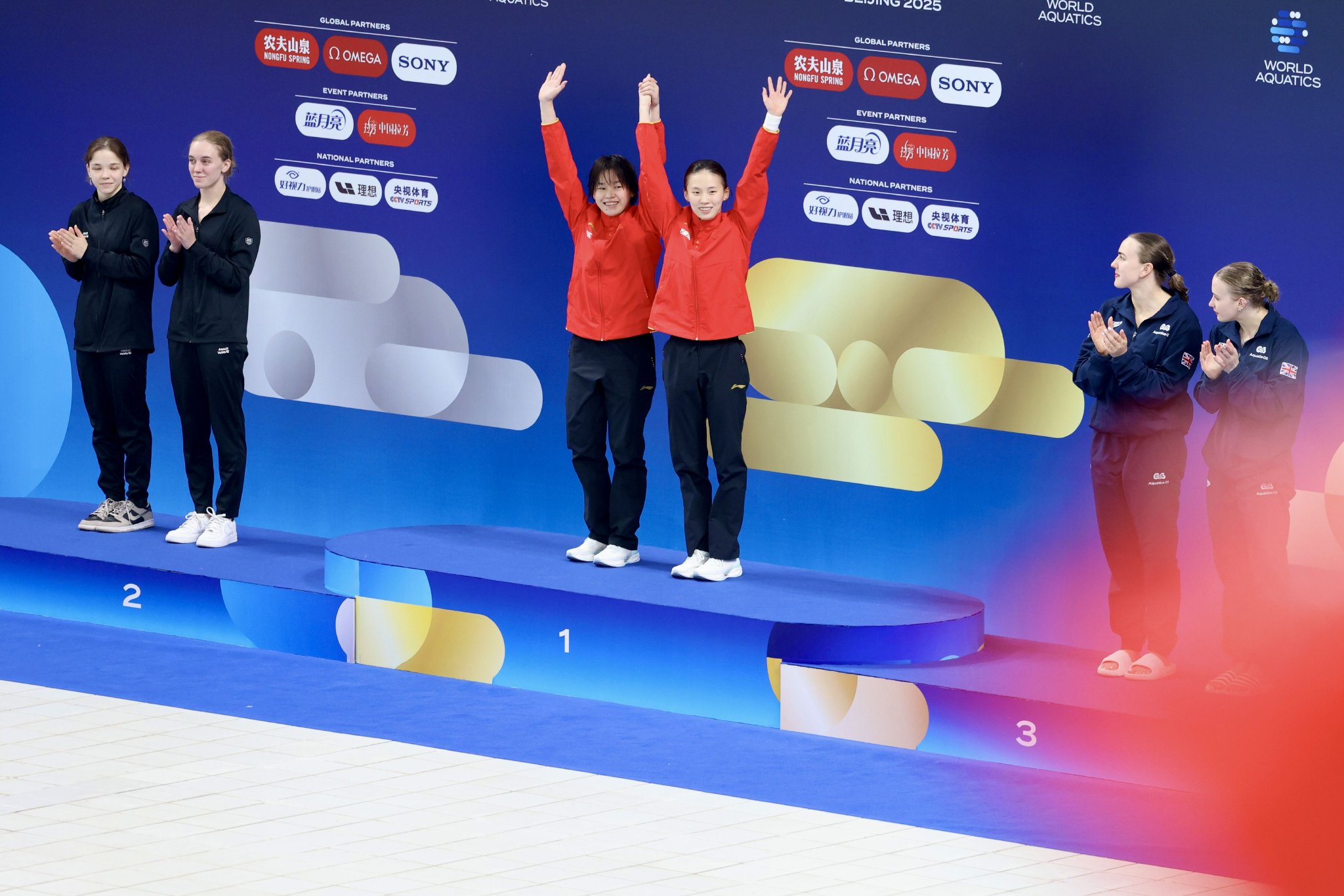 跳水双人组合携手夺金，默契无间