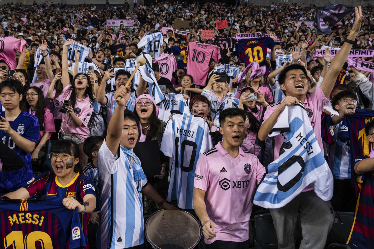 沙特篮球联赛新年开幕，球迷赛前热情欢呼的简单介绍